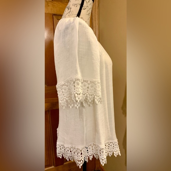 LINDA LEAL Small White Boho Blouse with wide lace trim. - Picture 7 of 11